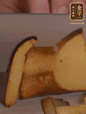 2個(gè)牛肝菌切丁，1個(gè)牛肝菌切片；金字香腸1根切丁，1根切片