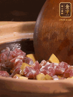 熱油下蒜片，倒入香腸丁、牛肝菌丁翻炒出香味