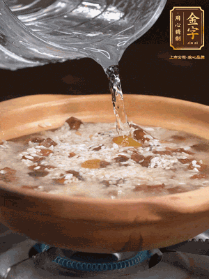 再倒入泡了30分鐘的大米翻拌均勻，加水稍微沒過（米水比例1:1），中火燜煮，到冒大泡，大致5分鐘