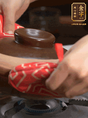 中火調(diào)成小火，鋪上香腸蓋蓋燜5分鐘。不斷轉(zhuǎn)動瓦煲，讓側(cè)壁的飯形成飯焦