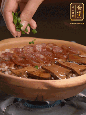 最后鋪上牛肝菌，爭分奪秒地倒上醬汁，撒點(diǎn)小蔥花