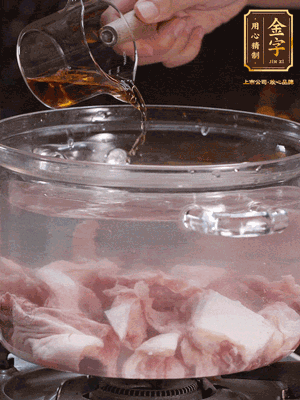 老鴨切塊，鍋里水煮開(kāi)，鴨肉加姜片、料酒焯水