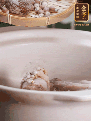 焯好水洗凈的鴨肉、薏米、芡實(shí)、蜜棗+適量水煲1小時(shí)