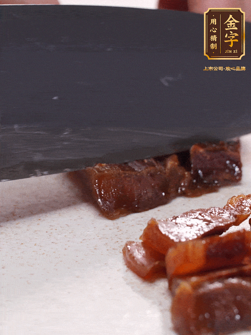 金字臘肉水煮10分鐘，切片