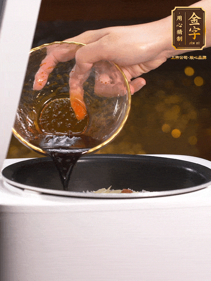 煮好后，淋上醬汁：2勺生抽、1勺老抽、1勺蠔油、半勺白糖、半勺香油、1勺水