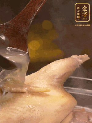 大火燒開后，撇去浮沫。轉(zhuǎn)小火燉2個(gè)小時(shí)