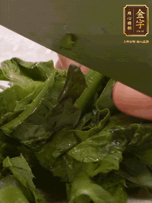 萵筍去皮切丁，萵筍葉切碎