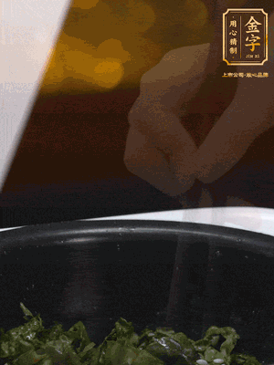 煮飯鍵開煮，根據(jù)個人口味加鹽