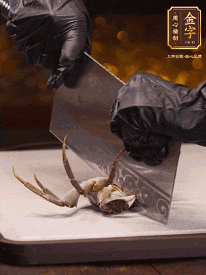 用刷子刷干凈六月黃，一斬二。把蟹蓋、蟹胃拿出來。