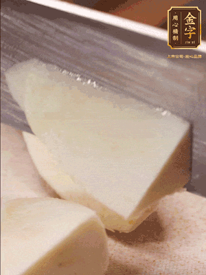 茭白去殼，底部一層老皮刨掉，切成滾刀塊