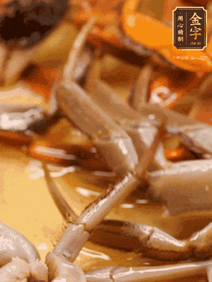 鍋中少油，螃蟹下到鍋中煎一煎