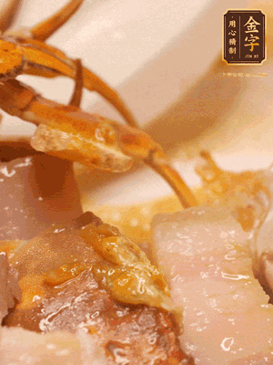 顏色變紅時，放蔥結(jié)、姜片煸香，再放咸肉、茭白、毛豆翻炒