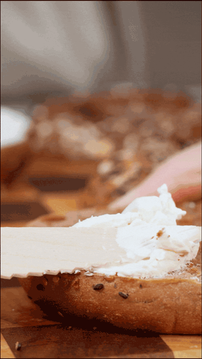 貝果在烤箱中180度復烤5分鐘，涂上芝士