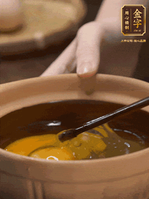 雞蛋打入砂鍋，充分打勻，1.5倍的溫水加一勺鹽，倒入蛋液中，攪拌均勻后用勺子舀去表面浮沫