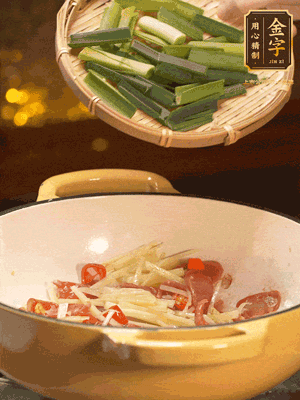 接著放蒜葉，來一點(diǎn)鹽，一點(diǎn)醬油調(diào)味翻勻