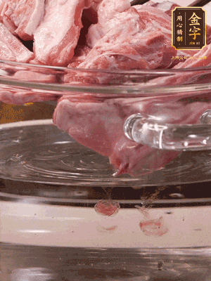 羊排清水洗凈，冷水浸泡30分鐘-2個(gè)小時(shí)，去除血沫。冷水下鍋，小火加熱析出血水后洗凈備用