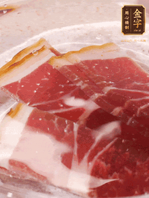 金字火腿切片，溫水浸泡5分鐘