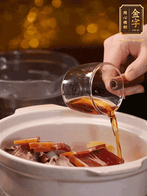 羊排、火腿、姜片一起入砂鍋，大火煮到沸騰