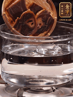 火腿蹄片，冷水下鍋，加蔥姜、料酒焯水