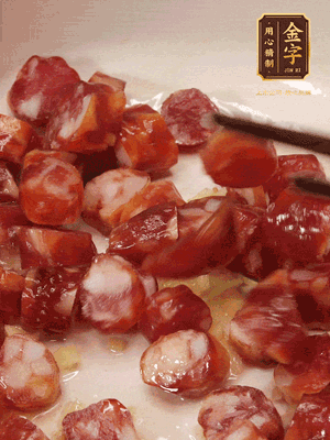 砂鍋熱油，下姜絲、香腸煸香