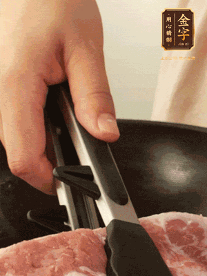 大塊五花肉皮面朝下，烙2-3分鐘