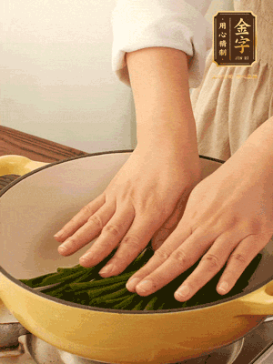 小蔥鋪在底部，放上生姜