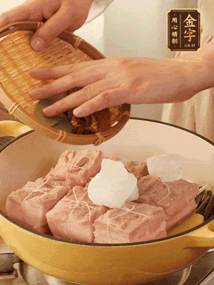 五花肉皮朝下，桂皮、八角、香葉、冰糖、生抽、花雕酒