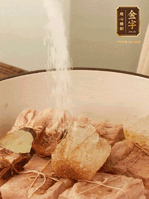 加水沒(méi)過(guò)，大火煮開(kāi)轉(zhuǎn)小火慢燉2小時(shí)，煮到收汁