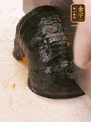 貝貝南瓜去皮，切成小塊。姜切絲