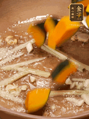 砂鍋倒一層底油，蒜粒、姜絲炒香后，再下南瓜翻炒30秒