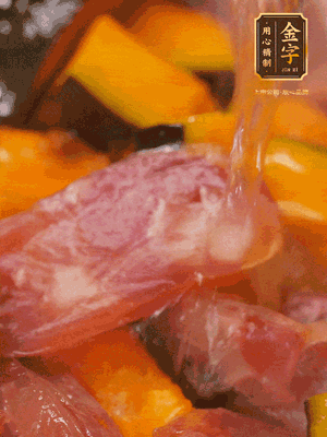 下香腸，倒沒過南瓜的水，加1/2勺鹽、1/2勺白糖、1勺蠔油燜8分鐘