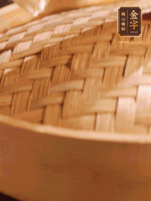 將香腸、醬油肉、臘肉放入蒸容蒸20分鐘