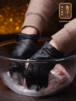 豬肚放入面粉、鹽、白酒，反復揉搓（重復3遍），洗掉表面的黏液。再把豬肚翻過來，剪去油脂，一樣反復揉搓干凈