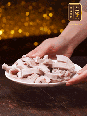 豬肚冷水下鍋，姜蔥料酒去腥，水開煮5分鐘，撈出，切小塊。