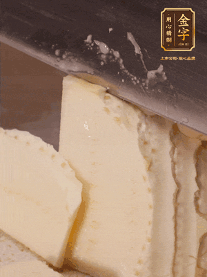 冬筍去殼切片，水開后煮2分鐘焯水
