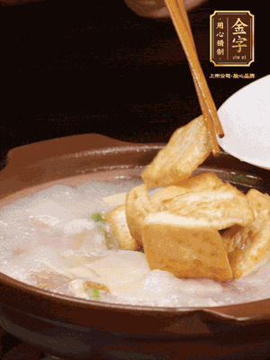 倒入開水大火煮開，轉(zhuǎn)中小火放咸肉，放一點點糖、味精慢燉10分鐘
