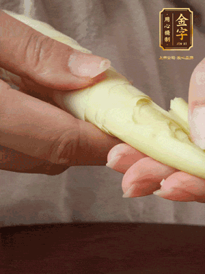 春筍沿著外皮豎著淺劃一刀，剝下外殼，切掉尾部的老根，切滾刀塊。（這個時候的春筍最為鮮嫩脆爽，不需要焯水去除澀味）