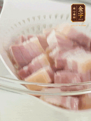 金字淡咸肉、排骨分別加料酒、蔥、姜冷水下鍋焯水，水開撇去浮沫撈出。