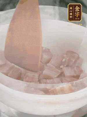 砂鍋內(nèi)咸肉微微煸出香味，再倒入開水。放排骨滾開后轉(zhuǎn)中小火篤30分鐘。（水盡量一次加足，以免中途加水沖淡鮮味。這一步是湯底濃白的關(guān)鍵）