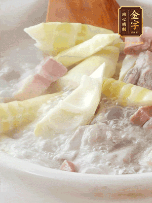 開蓋后放春筍，小火慢篤20分鐘左右，出鍋后盛出。