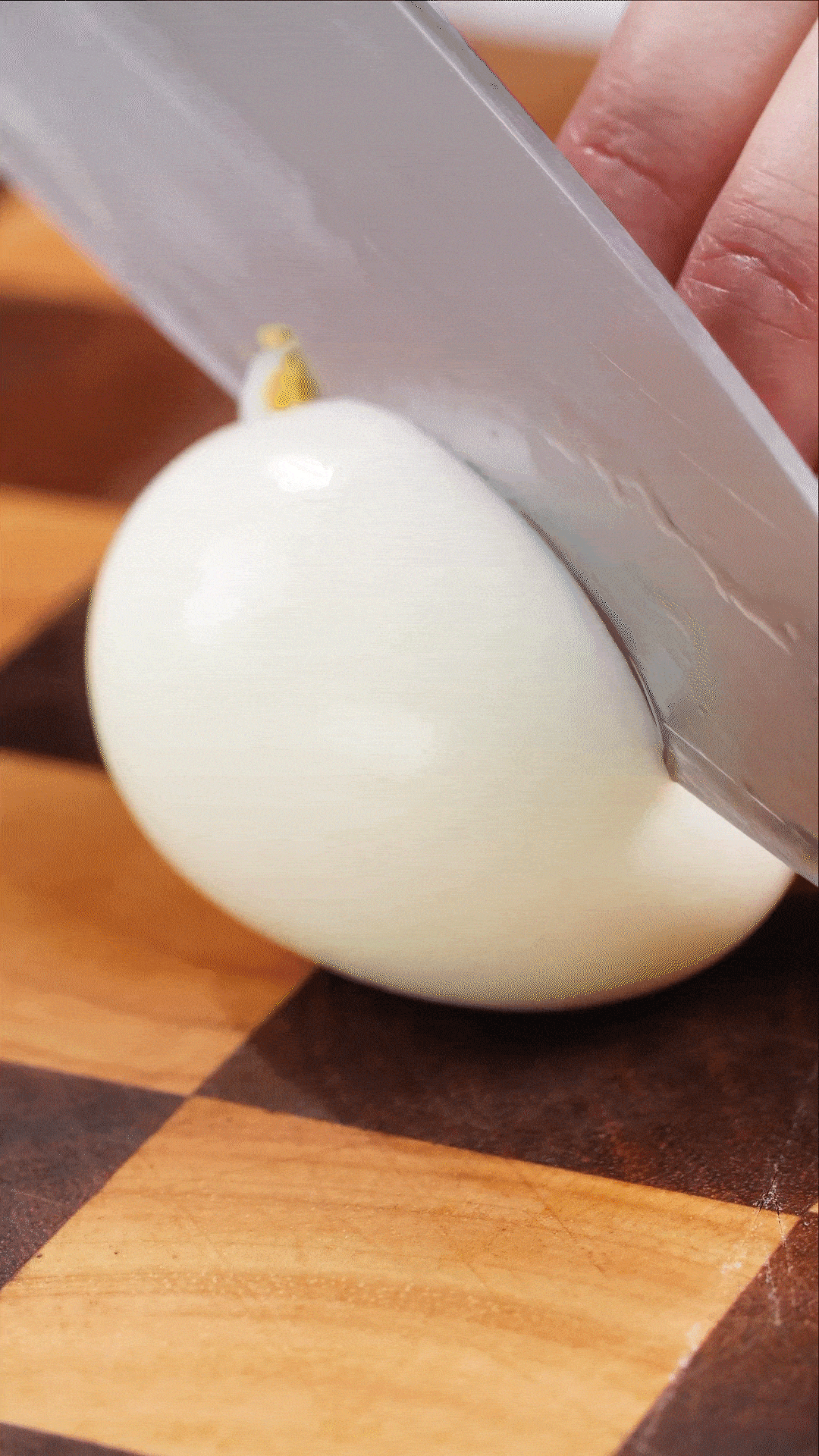 雞蛋煮熟，改刀備用