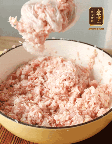 肉丁、咸肉丁、一丟丟鹽、料酒拌勻，反復(fù)摔打上勁。接著加入1兩蔥姜水，反復(fù)拌勻摔打上勁。前后共加3遍。3遍后筍丁，接著反復(fù)摔打上勁。最后加入1個(gè)蛋清、3茶匙生粉拌勻摔打上勁