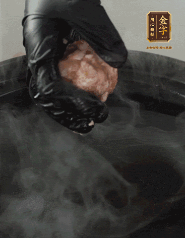 獅子頭摔打至圓潤牢固，等水煮開后，放獅子頭