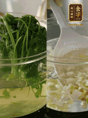 春筍切丁焯水；薺菜加鹽焯水，過涼水后切成細末