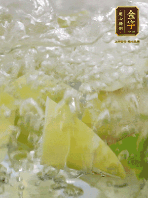 春筍沿著外皮豎著淺劃一刀，剝下外殼，切掉尾部的老根，切滾刀塊。簡單焯水去澀味。