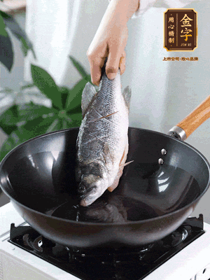 熱油，加1大勺豬油、姜片，再下鱸魚，煎至定型后翻面。（加點豬油，燉出的魚湯更容易變?yōu)榍逅哪贪咨?。?>
					</div>
					<span>步驟 3/6</span>
					<p>熱油，加1大勺豬油、姜片，再下鱸魚，煎至定型后翻面。（加點豬油，燉出的魚湯更容易變?yōu)榍逅哪贪咨?。?/p>
				</li><li>
					<div   id=