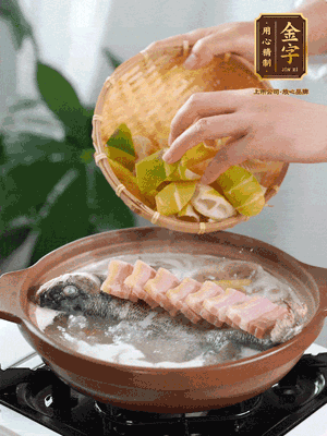 倒開水燉煮后轉(zhuǎn)移入砂鍋，淋料酒去腥、加少許鹽調(diào)味，再依次加咸肉、春筍燉煮15分鐘。