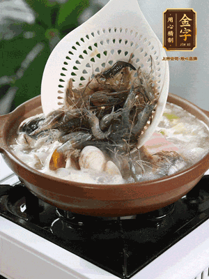 最后加一把蛤蜊、一把河蝦燜2分鐘，放一點白胡椒粉調(diào)味，撒上蔥花點綴！