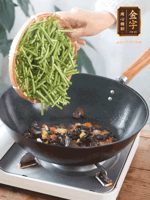 熱油煸香蒜末、姜粒、小米辣，再下臘肉煸炒出香味