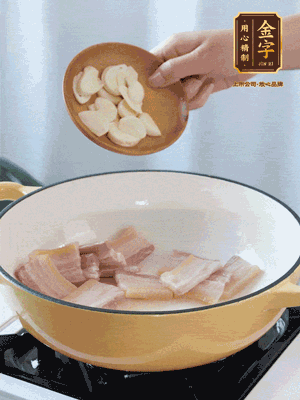 熱油下咸肉煸出香味，加蒜片、毛豆翻炒均勻